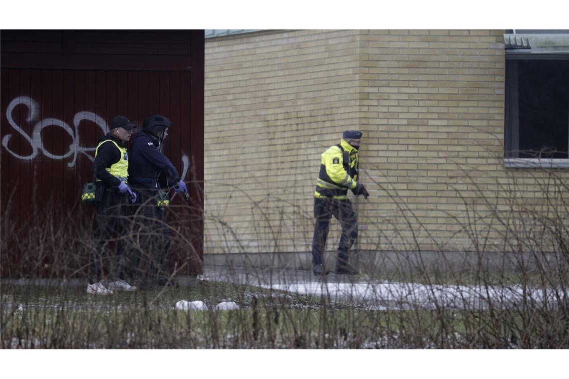 Etwa zehn Tote nach Schüssen an schwedischer Schule Ein Polizist am Tatort in Örebro. (Archivbild)