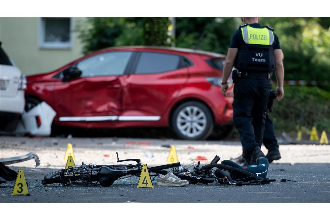 Ein Polizist an der Unfallstelle in Dinslaken