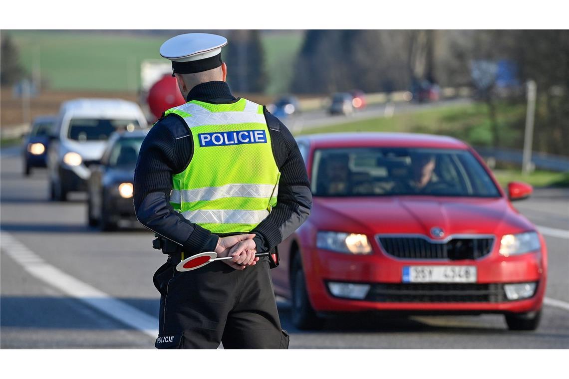 Polizisten in Tschechien verzichten auf Knöllchen Ein Polizist beobachtet in Tschechien den Verkehr. (Symbolbild)