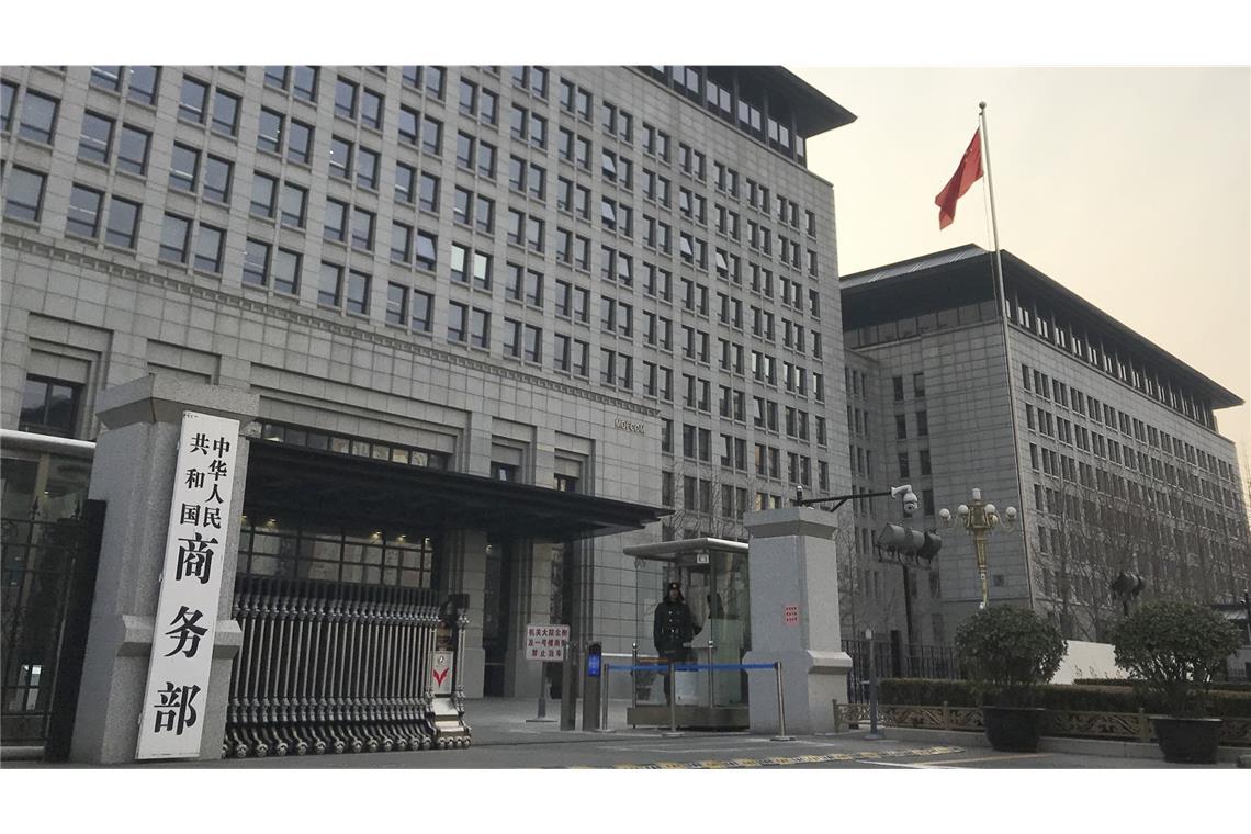 China verhängt Gegenzölle von 34 Prozent auf US-Produkte Ein Polizist bewacht den Haupteingang des Handelsministeriums.