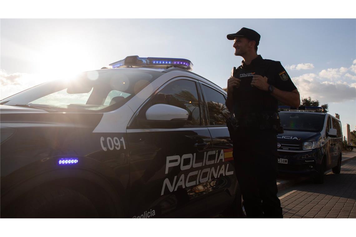Deutscher soll auf Mallorca Frau auf Toilette gefilmt haben Ein Polizist der spanischen Policia Nacional patroulliert am Strand von El Arenal. In Mallorca wurde ein Deutscher festgenommen, weil er eine Frau heimlich auf der Toilette gefilmt hat (Archivfoto).