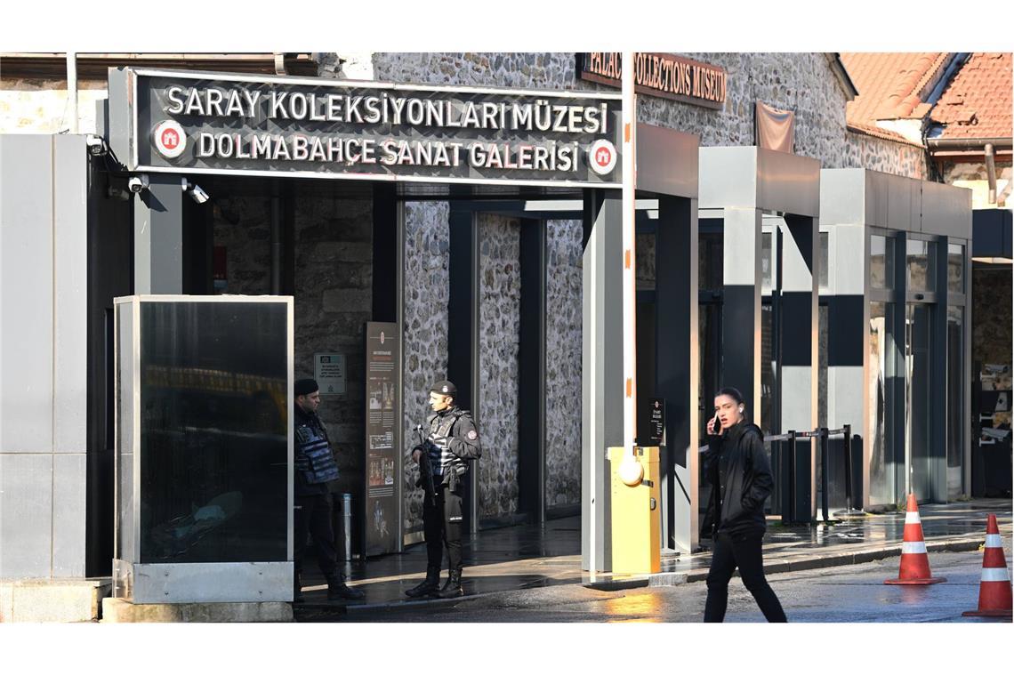 Russische Delegation in Istanbul gelandet Ein Polizist steht am Eingang des Dolmabahçe-Palasts. Dort sollen die Friedensgespräche stattfinden.
