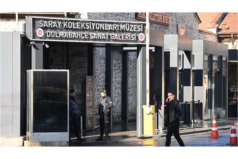 Ein Polizist steht am Eingang des Dolmabahçe-Palasts. Dort sollen die Friedensgespräche stattfinden.