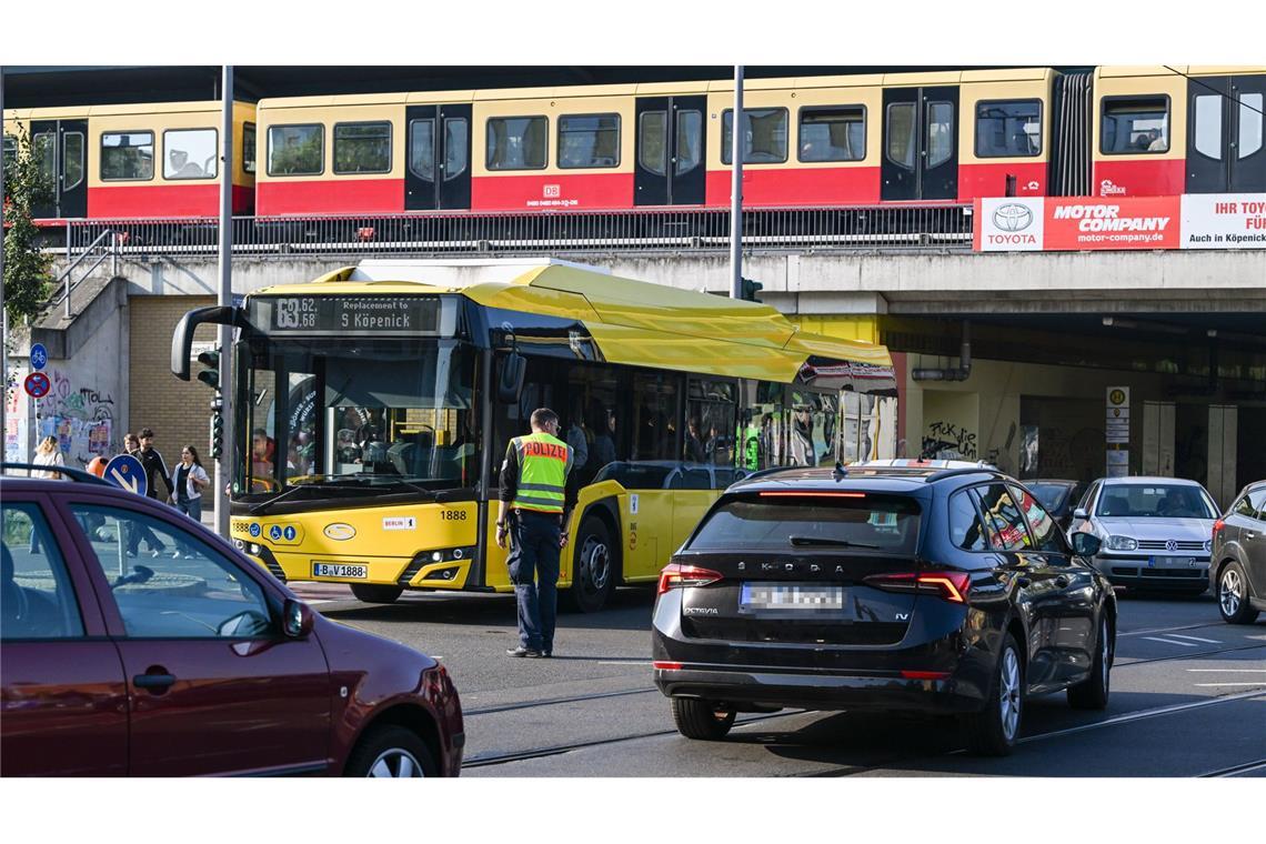 Ein Polizist steht auf der Kreuzung Adlergestell/Dörpfeldstraße in Adlershof in regelt den Verkehr. Wegen des Stromausfalls im Berliner Südosten funktionieren auch die Ampeln nicht.