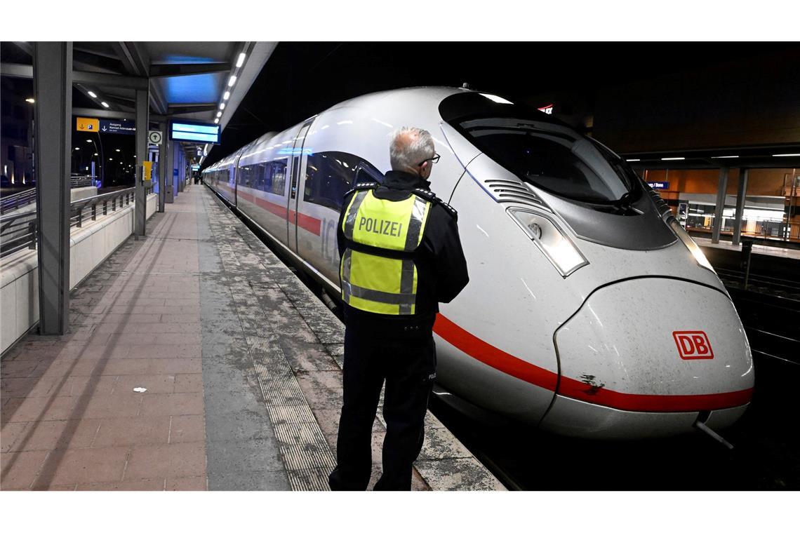 Ein Polizist steht auf einem Bahnsteig im Bahnhof Siegburg.