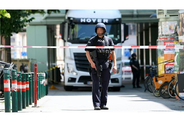 Ein Polizist steht bei einem Großeinsatz der Polizei an der Technischen Universität Wien.