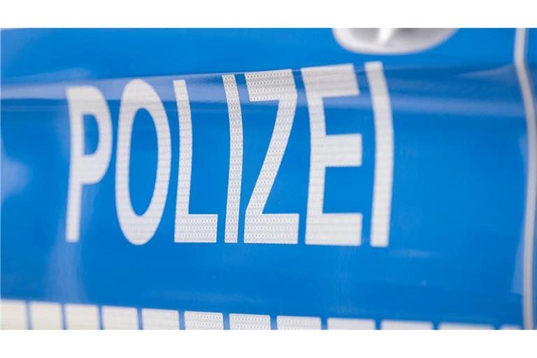 Ein Polizist und der Autofahrer wurden schwer verletzt. (Symbolbild)