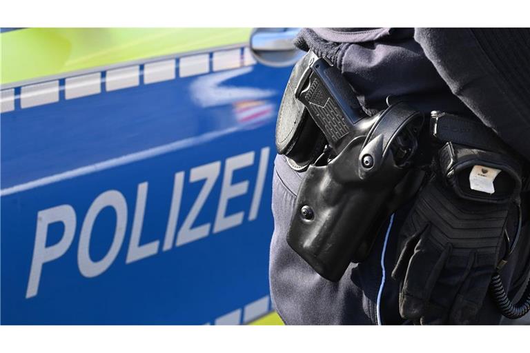 Ein Polizist wurde bei dem Vorfall leicht verletzt. (Symbolbild)