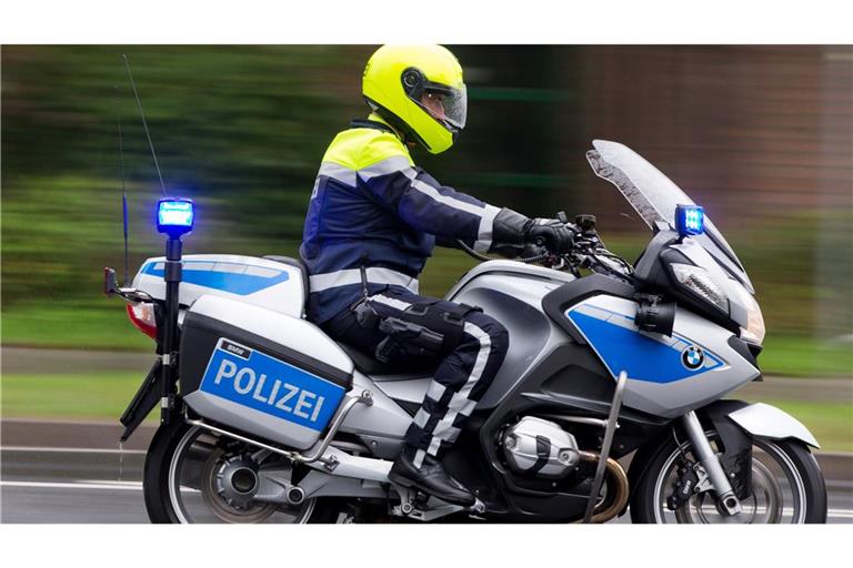 Ein Polizist wurde beim Sturz von seinem Motorrad tödlich verletzt. (Symbolbild)