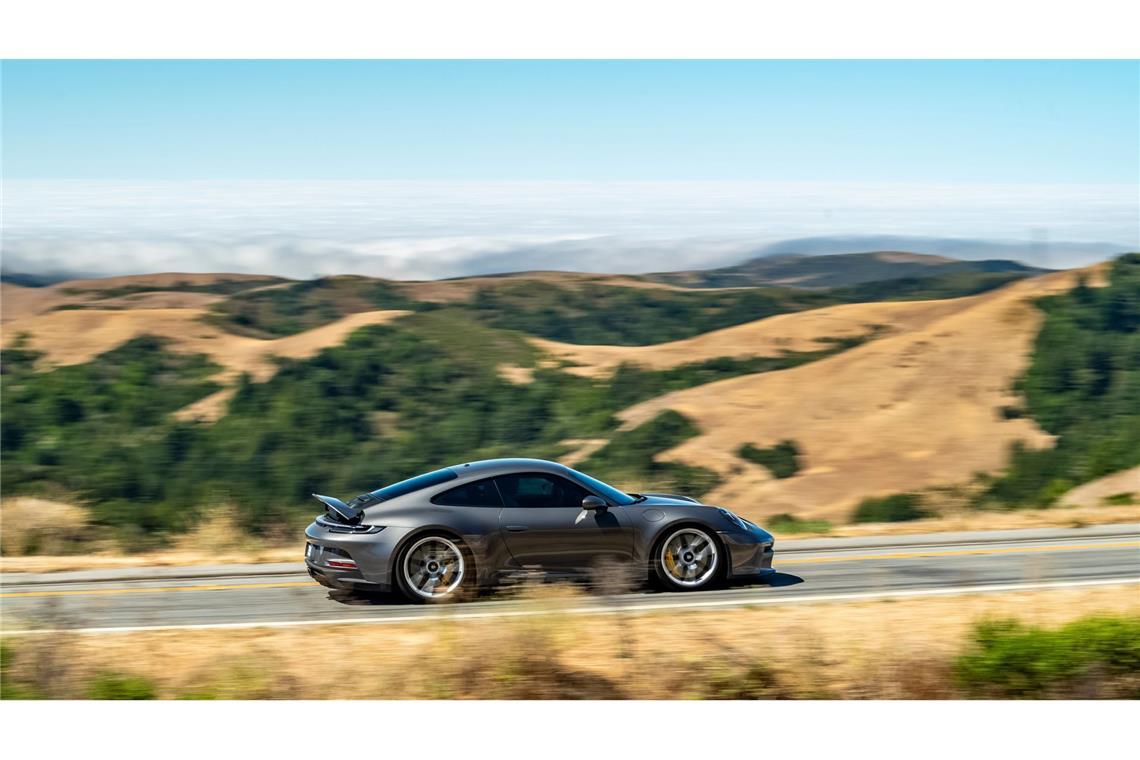 Ein Porsche auf dem Skyline Boulevard Kalifornien. Autos aus Deutschland zu fahren, könnte in den USA angesichts der Zölle zum teuren Vergnügen werden.