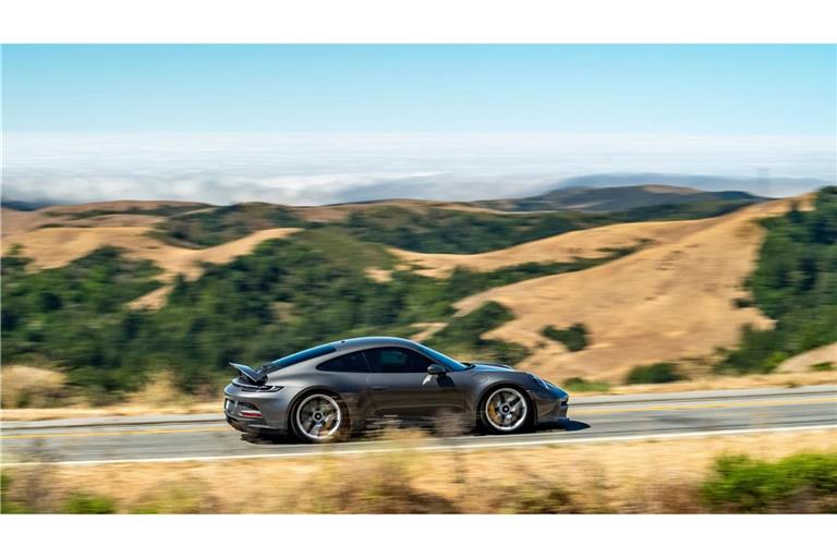 Ein Porsche auf dem Skyline Boulevard Kalifornien. Autos aus Deutschland zu fahren, könnte in den USA angesichts der Zölle zum teuren Vergnügen werden.