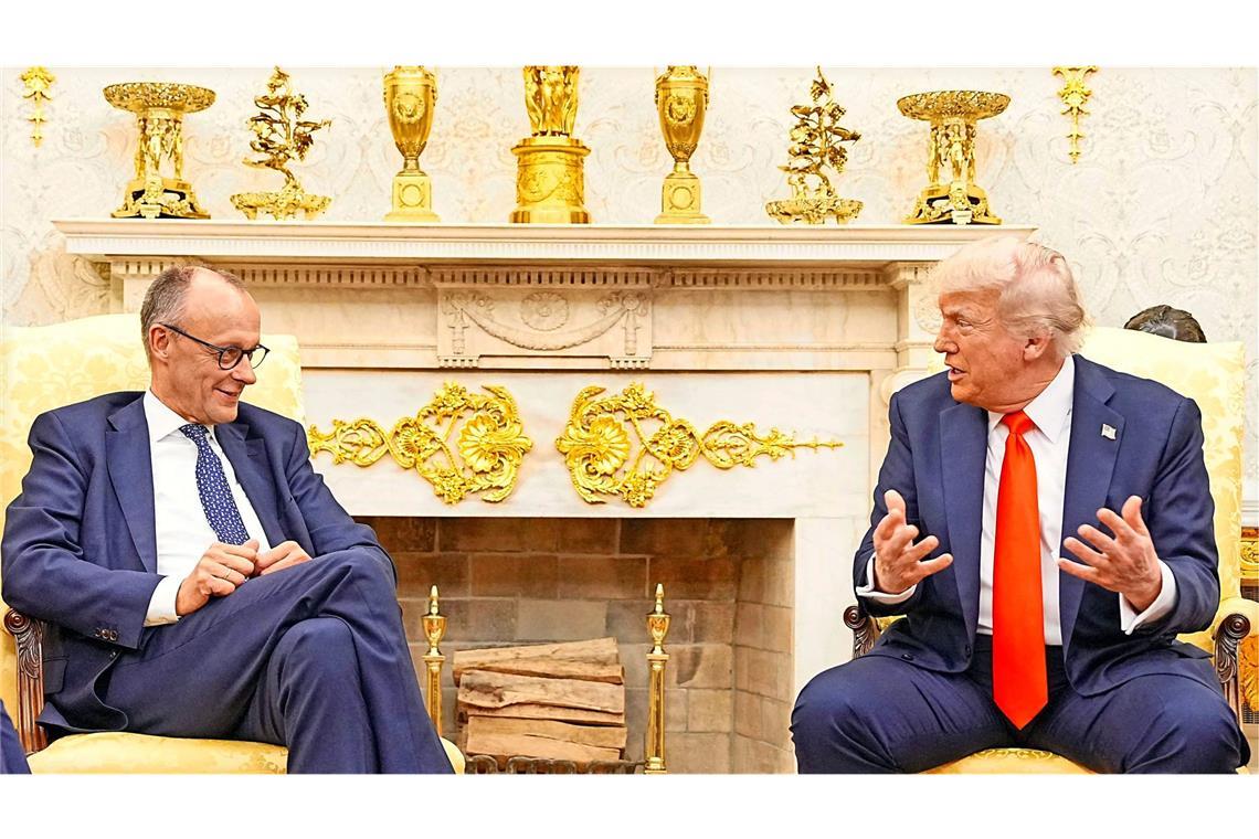 Ein Präsident, der das Gold liebt: Donald Trump (re.) mit Kanzler Friedrich Merz  im Oval Office