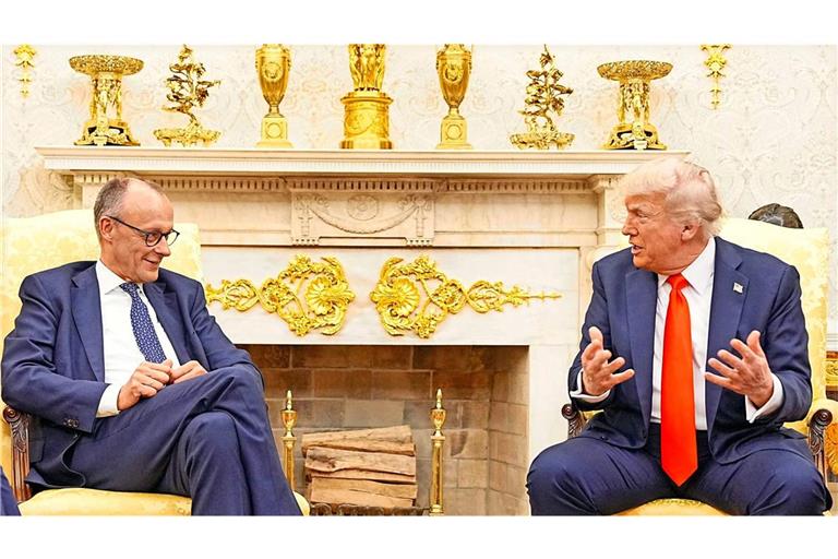 Ein Präsident, der das Gold liebt: Donald Trump (re.) mit Kanzler Friedrich Merz  im Oval Office