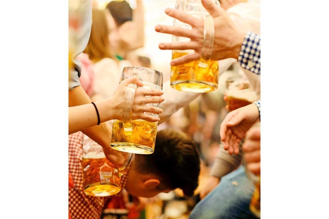 Bier kostet auf dem Wasen über 15 Euro Ein Prosit der Gemütlichkeit.
