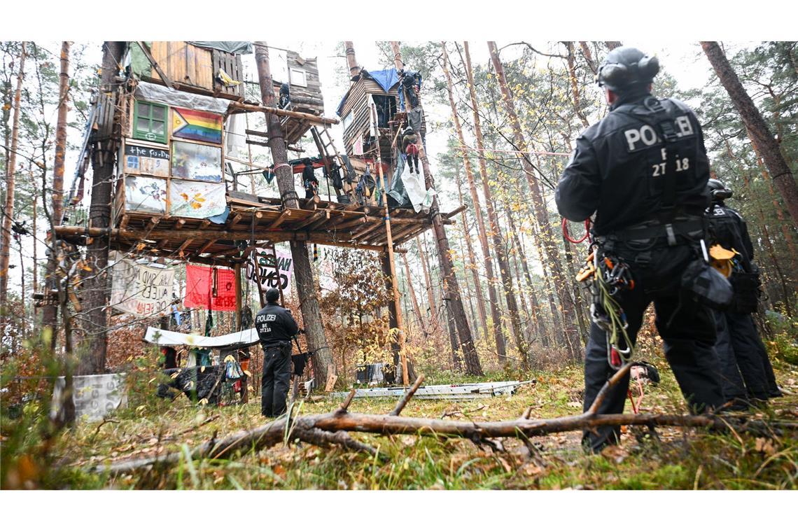 Drei Jahre Tesla: Zwischen Zuversicht und Protest Ein Protestcamp gegen Tesla hat die Polizei nach fast neun Monaten aufgelöst (Archivbild).
