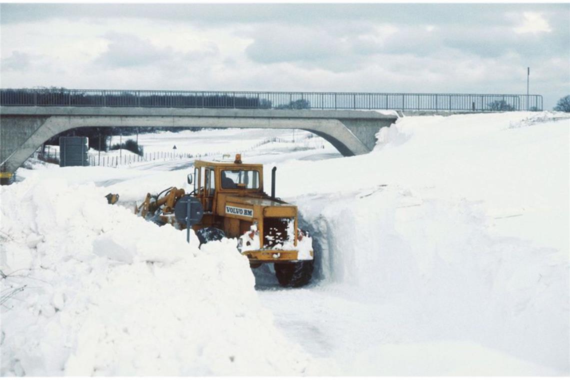 Ein Räumfahrzeug bahnt sich im Kreis Rendsburg-Eckernförde einen Weg durch die Schneemassen.