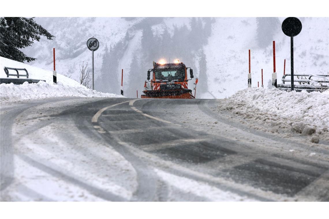 Bilder des Tages Ein Räumfahrzeug des Winterdienstes fährt auf dem Riedbergpass im Schneetreiben.