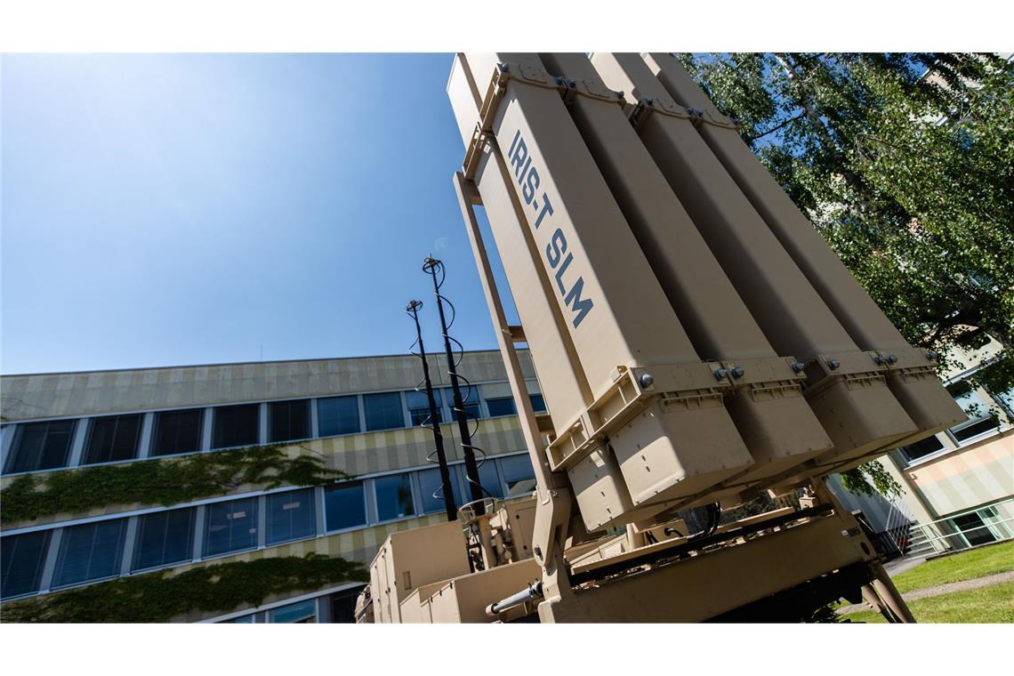 Haushaltsausschuss bewilligt Milliarden-Paket Ein Raketenabwehrsystem vom Typ Iris-T SLM steht auf dem Firmengelände von Diehl Defence in Überlingen.
