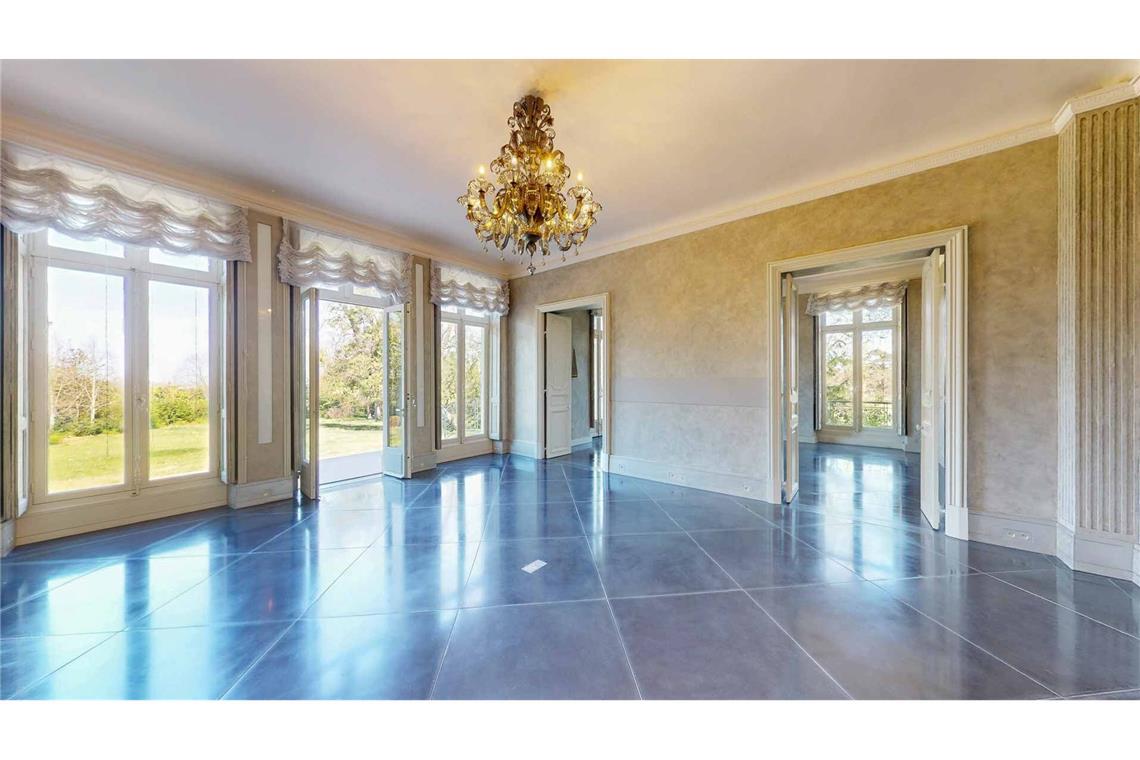 Lagerfelds Haus: Eine Nacht bewohnt – jetzt wird es verkauft Ein Raum des Hauptgebäudes auf den weiträumigen Park des Anwesens von Karl Lagerfeld vor den Toren von Paris (undatiert).