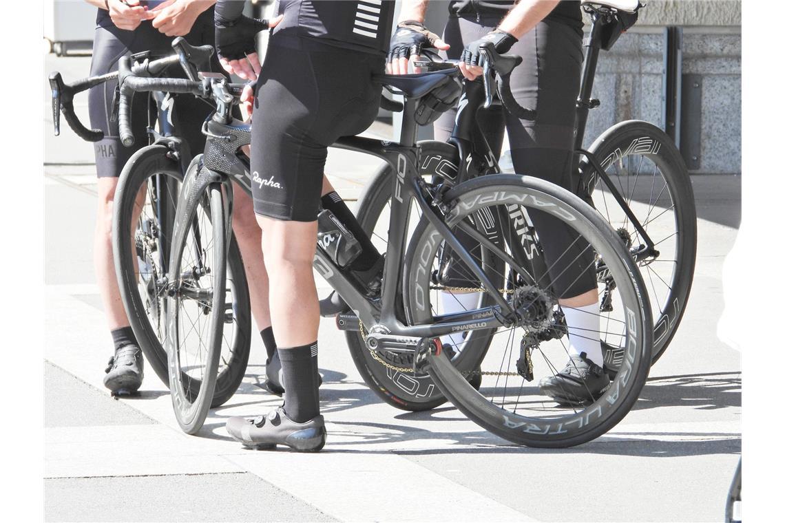 Ein Reddit-Thread über Rennräder auf der Straße entfacht eine hitzige Debatte über Radwege, Sicherheit, Regeln und Rücksicht. Warum das Thema so polarisiert, zeigt ein Blick auf die Argumente beider Seiten.