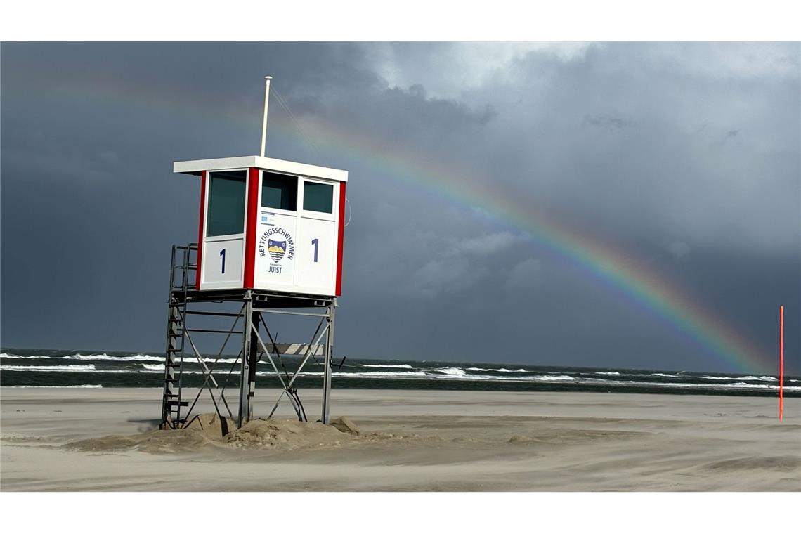 Bilder des Tages Ein Regenbogen steht an einem Himmel voll dunkler Wolken über der Nordsee und über der Insel Juist.