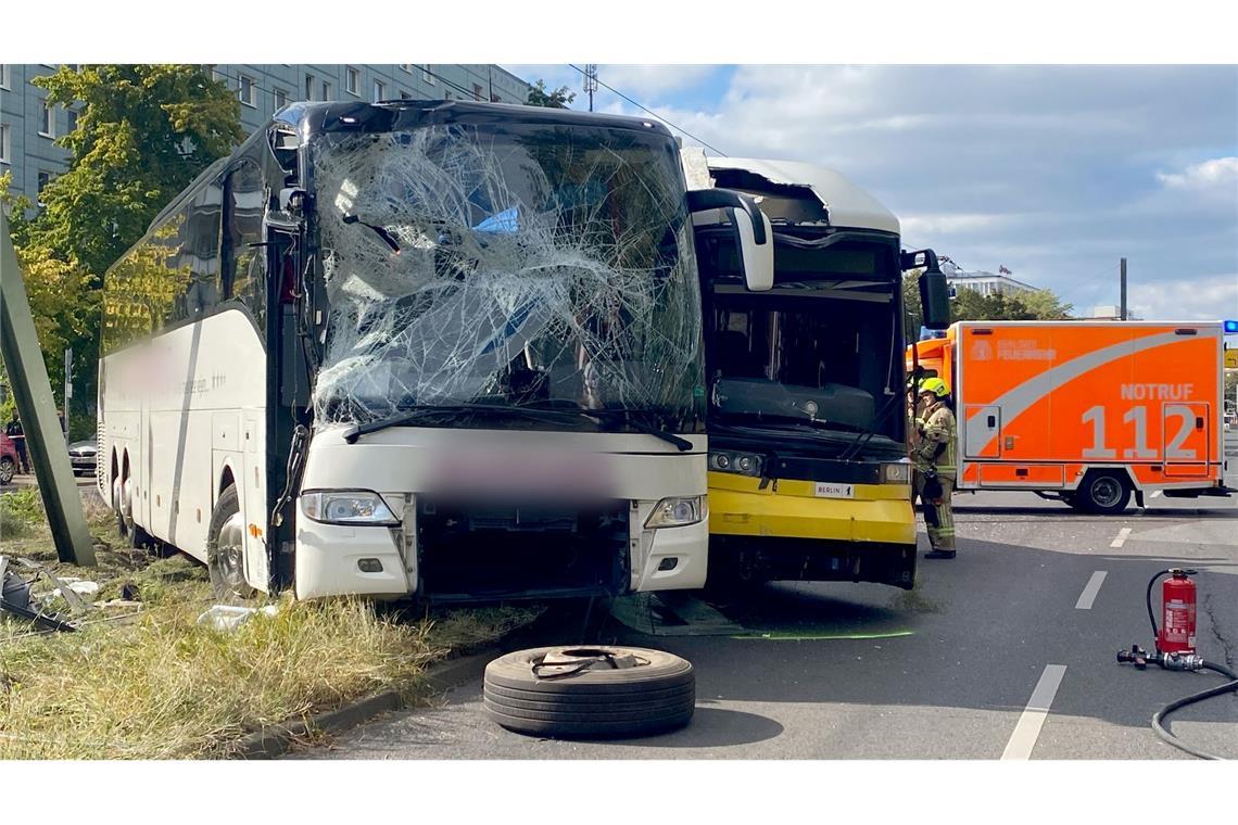 Tram und Reisebus stoßen in Mitte zusammen - Fahrer verletzt Ein Reisebus und eine Tram stoßen nahe dem Alexanderplatz zusammen.