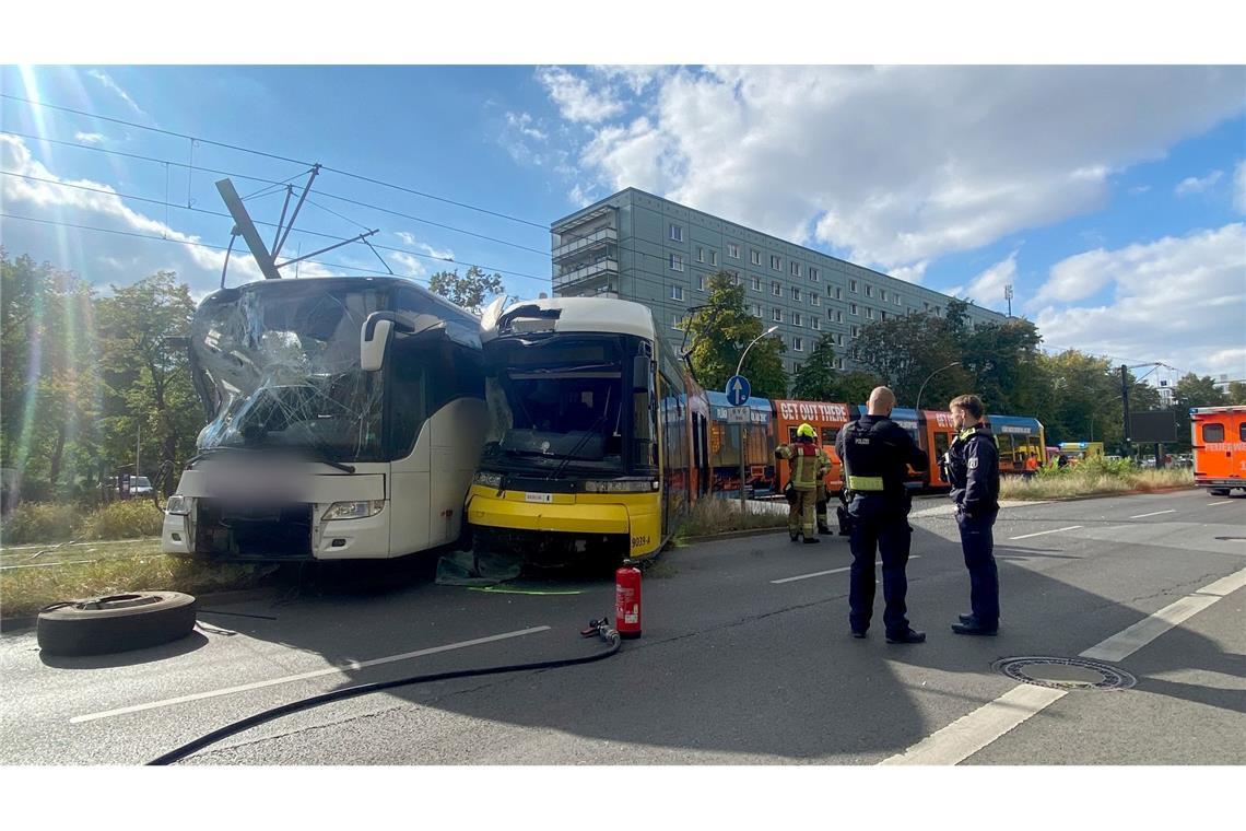 Tram und Reisebus stoßen in Mitte zusammen - Fahrer verletzt Ein Reisebus und eine Tram stoßen nahe dem Alexanderplatz zusammen, der Busfahrer wird schwer verletzt.