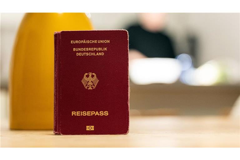 Ein Reisepass steht auf einem Tisch in einer Wohnung: Ab Mai sollen Passbilder digital und verschlüsselt übermittelt werden (Symbolfoto).