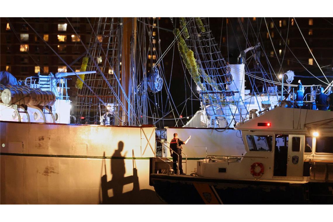 Schiff kollidiert mit Brooklyn Bridge - Tote und Verletzte Ein Rettungseinsatz war im Gange.