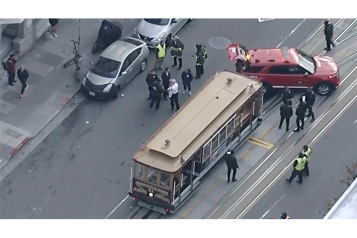 Ein Rettungsfahrzeug steht vor einem Cable Car in San Francisco.