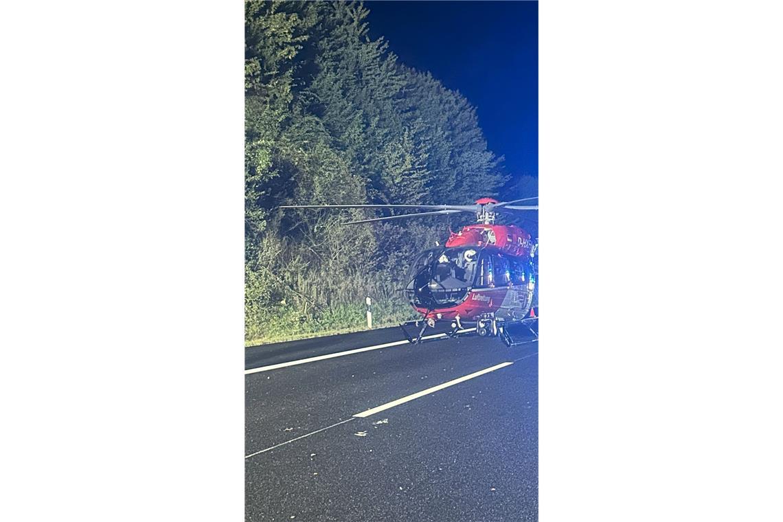 Ein Rettungshubschrauber brachte den Fahrer in ein Krankenhaus.