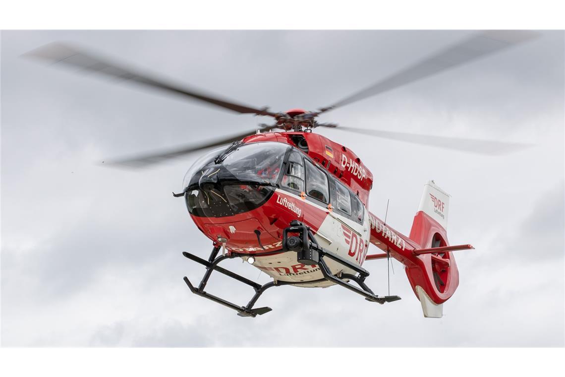 Hund beißt Frau ins Gesicht und verletzt sie schwer Ein Rettungshubschrauber brachte die 59-Jährige Polizeiangaben zufolge ins Krankenhaus.