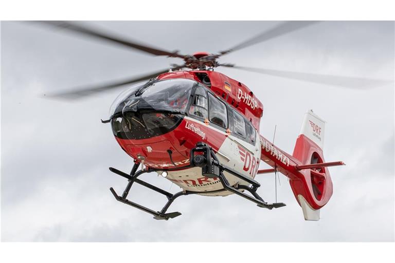 Ein Rettungshubschrauber brachte einen der Verletzten in eine Klinik gebracht. (Symbolbild)