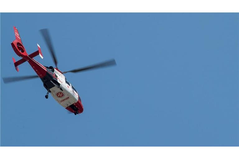 Ein Rettungshubschrauber des Typs Aerospatiale AS-365 N3 der Johanniter fliegt durch die Luft. (zu dpa: «Kind überrollt Bruder mit Radlader - Bürgermeister entsetzt»)