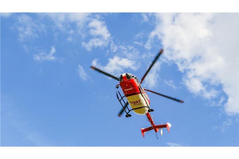 Ein Rettungshubschrauber fliegt am Himmel. (Symbolfoto)