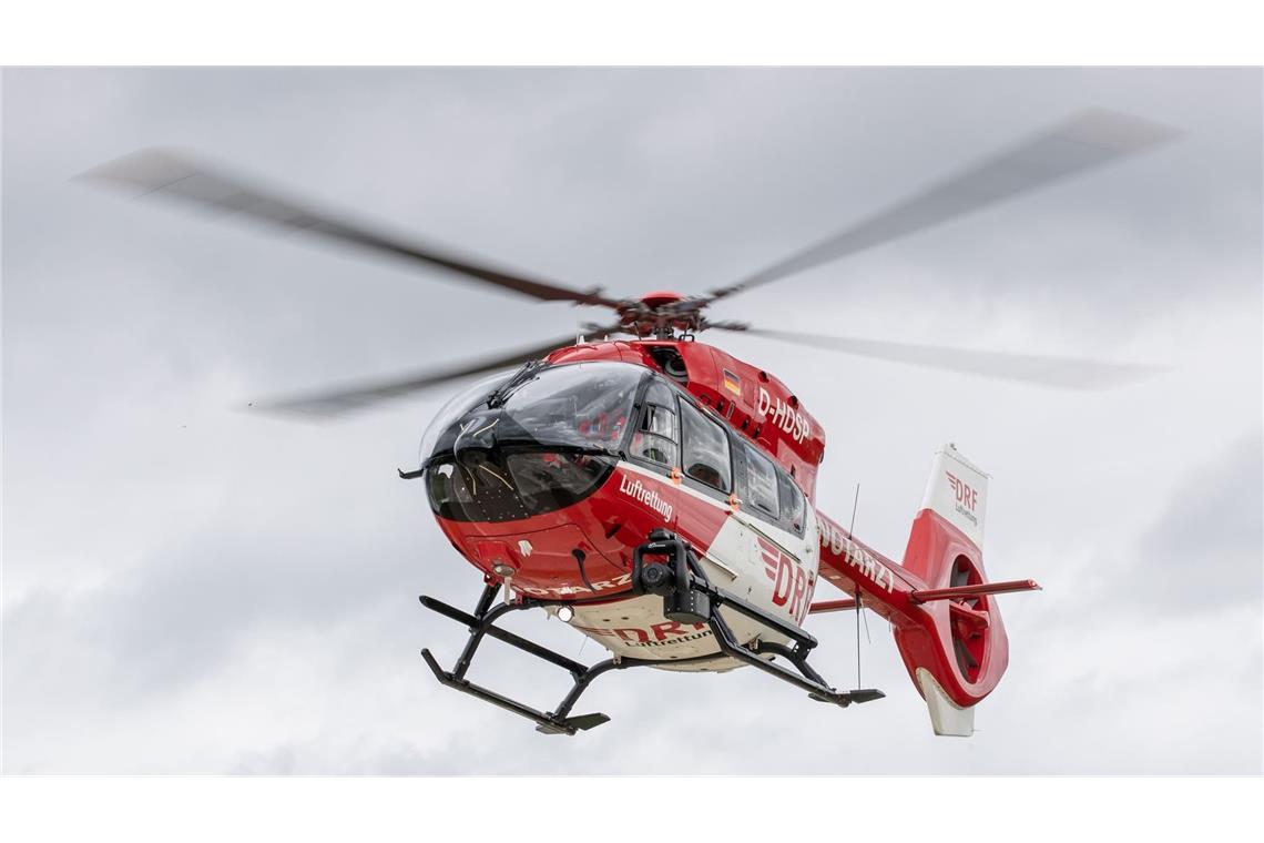 Ein Rettungshubschrauber fliegt einen Einsatz. (zu dpa: «Wanderer stürzt 80 Meter ab und überlebt schwer verletzt»)