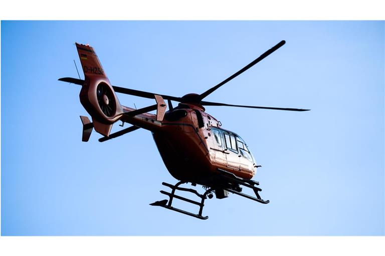 Ein Rettungshubschrauber musste den Schwerverletzten in ein Krankenhaus bringen.