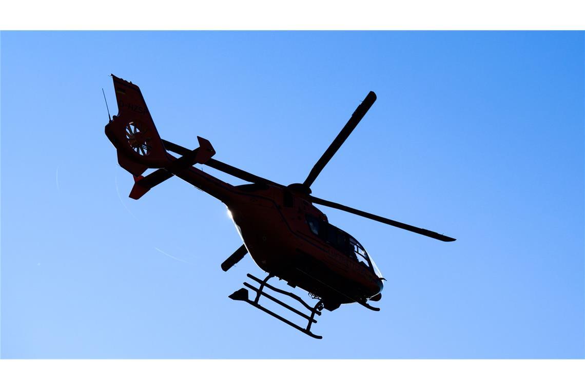 Paar stirbt bei Frontalzusammenstoß – Kind schwer verletzt Ein Rettungshubschrauber war auch im Einsatz. (Symbolbild)