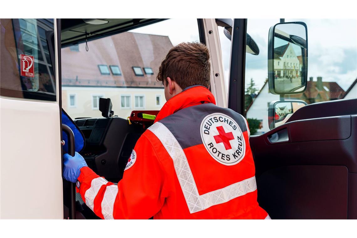 Ein Rettungssanitäter wurd in Ravensburg bei einem Einsatz verletzt. (Symbolbild)