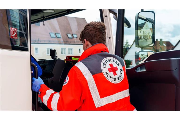 Ein Rettungssanitäter wurd in Ravensburg bei einem Einsatz verletzt. (Symbolbild)