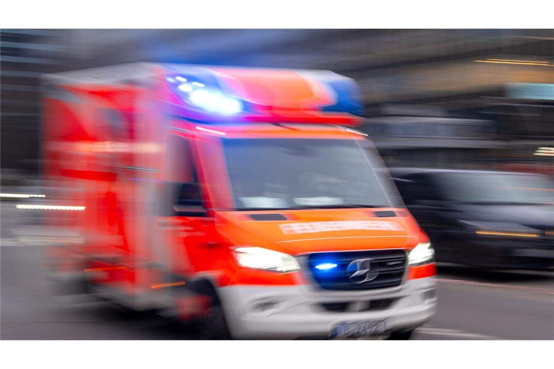 Ein Rettungswagen brachte den Schwerverletzten in eine Klinik. (Symbolbild)