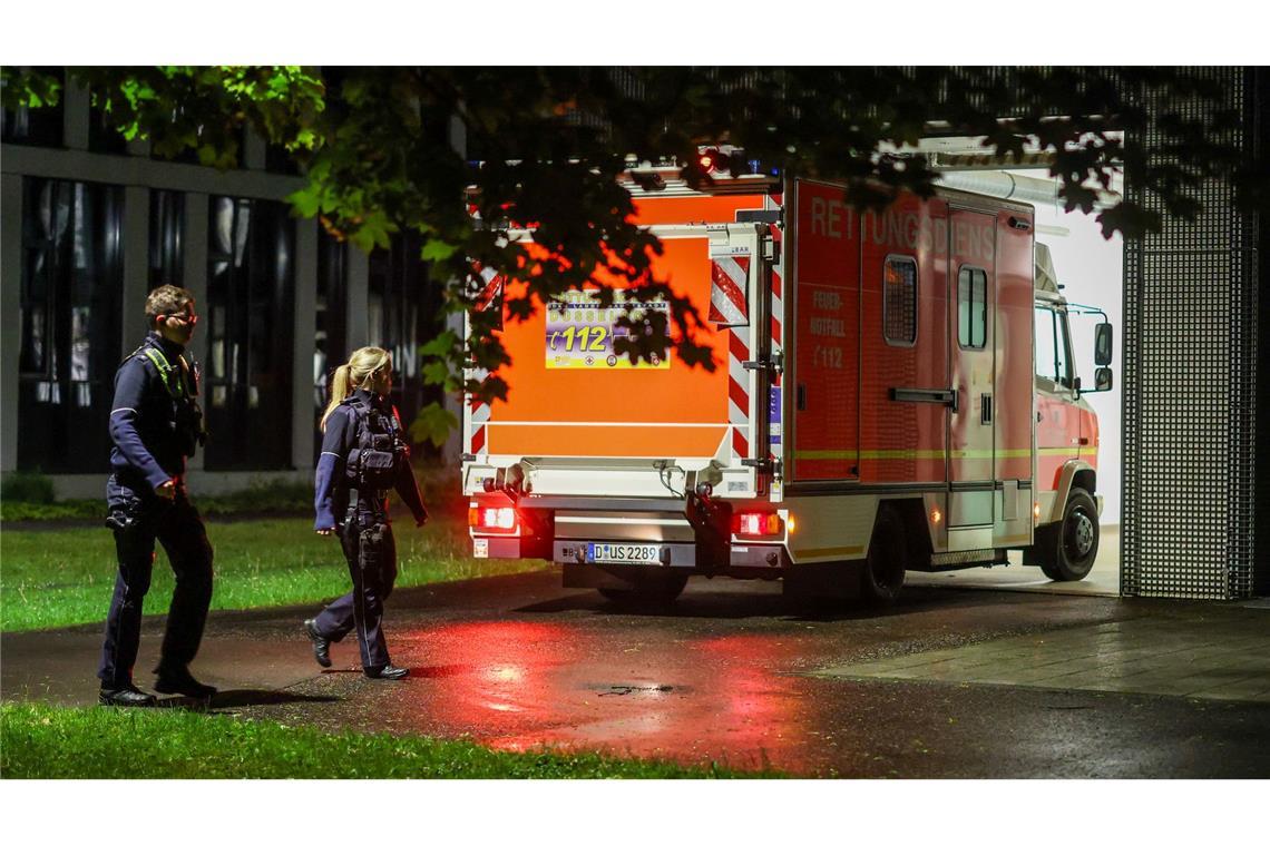 Ein Rettungswagen bringt eine deutsche Patientin in das Infektionszentrum der Uniklinik Düsseldorf.