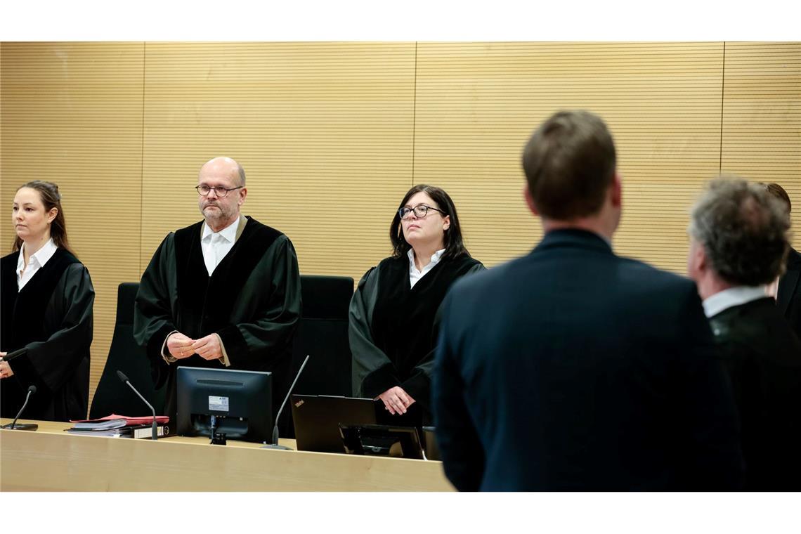 Ein Richter (vorn) trieb es vor allem während seiner Arbeitszeit zu weit ‒ und wurde dafür nun von einem Kollegen verurteilt.