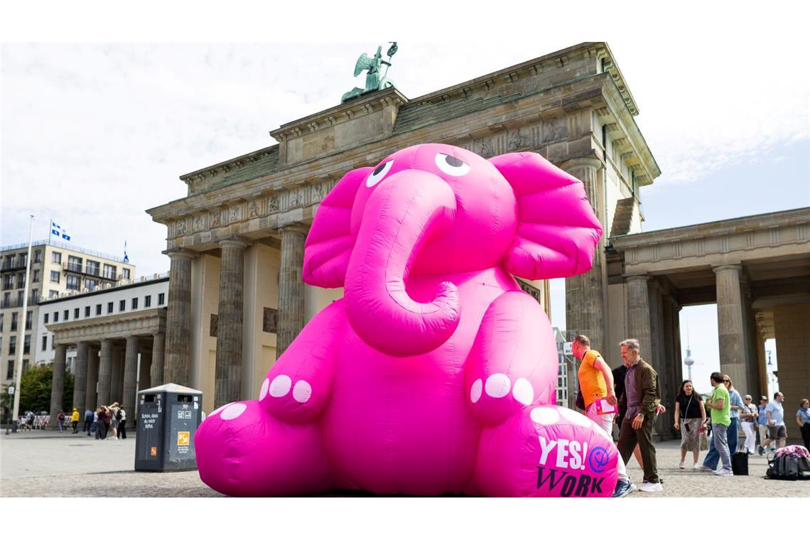 Ein riesiger aufgeblasener rosa Elefant wird von der Initiative "YES!CON" vor dem Brandenburger Tor aufgebaut. Mit dieser Aktion will die Initiative auf die Krebs-Convention "YES!CON" aufmerksam machen und offen Krebs als Volkskrankheit stärker ins Bewusstsein der Gesellschaft zu rücken.