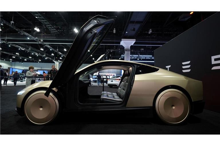 Ein Robotaxi-Fahrzeug ohne Lenkrad und Pedale will Tesla von 2026 an bauen. (Archivbild)