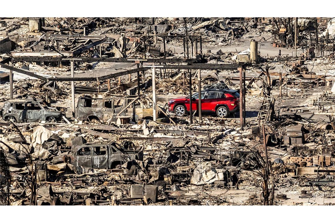 Bilder des Tages Ein rotes Auto inmitten von Trümmern: Nach den Bränden in Los Angeles.
