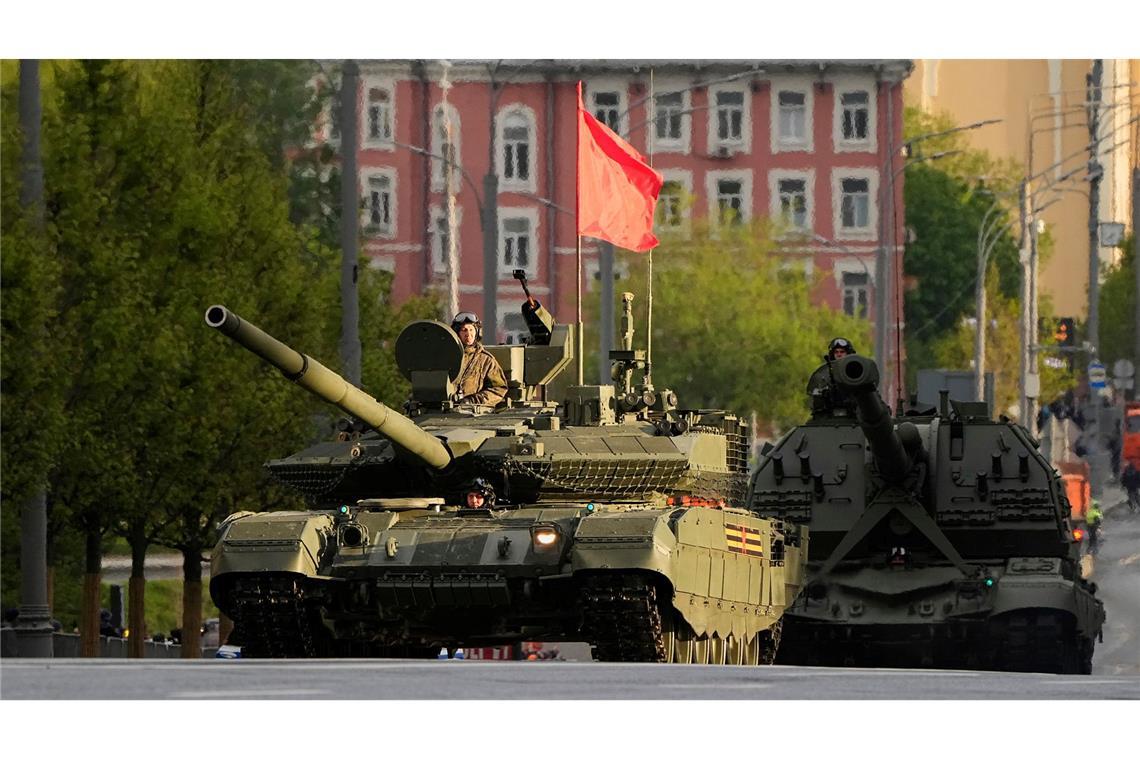 Gedenken in Kriegszeiten – Kiew stört Putins Siegesparade Ein russischer Panzer und eine Panzerhaubitze rollen auf einer Straße in Richtung Roter Platz, um an einer Probe für die Militärparade zum Tag des Sieges teilzunehmen.