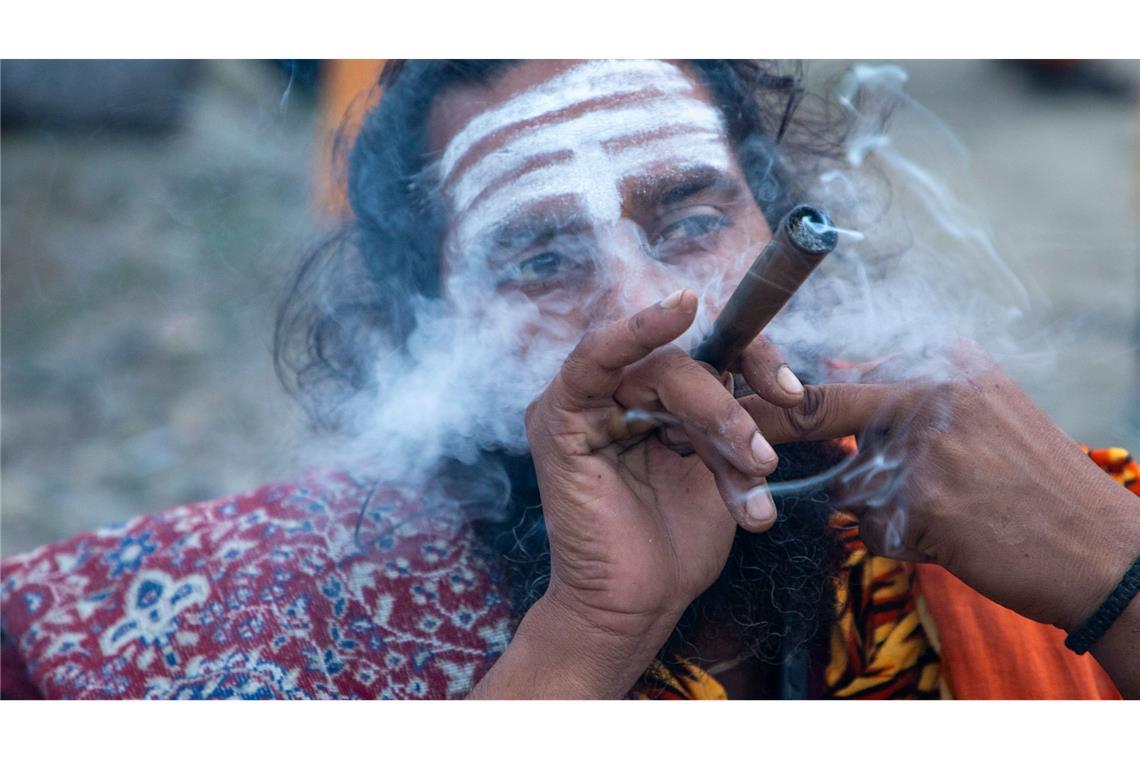 Bilder des Tages Ein Sadhu raucht während der jährlichen Pilgerreise zu den Amarnath-Höhlen, einem der heiligsten Orte des Hinduismus, in Pahalgam im indischen Unionsterritorium Jammu und Kaschmir.