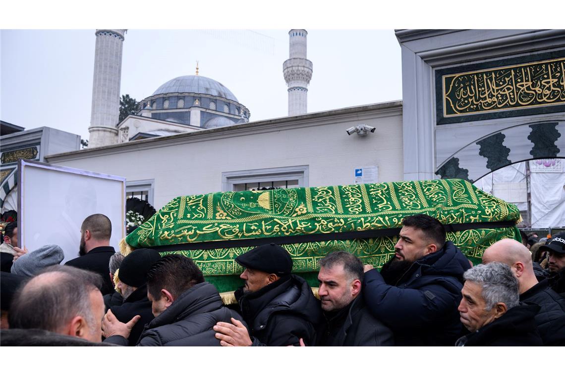 Ein Sarg wird nach dem Trauergebet vor der Beerdigung eines 62-Jährigen aus der Neuköllner Sehitlik-Moschee getragen.