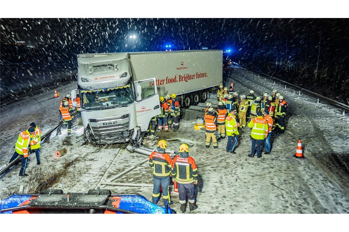 Ein Sattelzug kam auf der schneebedeckten Autobahn 70 ins Rutschen und krachte gegen die Mittelschutzplanke.